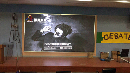 江蘇無錫協(xié)和學校P2.5室內(nèi)高清LED顯示屏由上海智彩科技設(shè)計、安裝